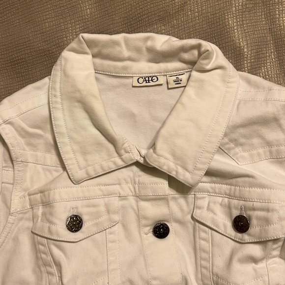 Preloved Cato white denim - Picture 2 of 4